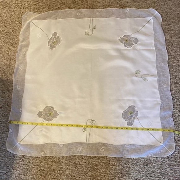 Square Table Decoration - Picture 2 of 3